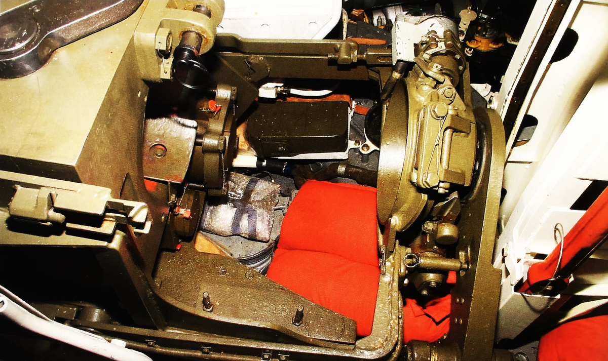 Слева видна казенная часть пушки. У 2А46 она окрашивается в защитный цвет, а тормоз отката и накатник крепятся в нижней части казенника. На модернизированной пушке 2А46М казенник окрашивается, как правило, в желтый цвет, а тормоз отката и накатник крепятся симметрично относительно канала ствола.