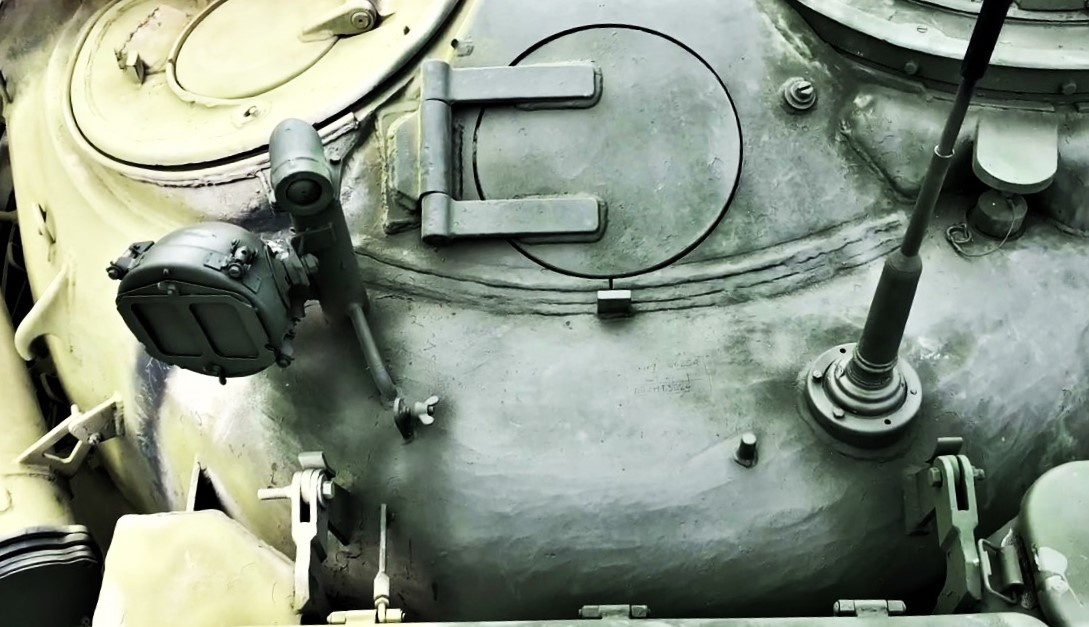 Лючок механизма удаления поддонов в кормовой части башни.