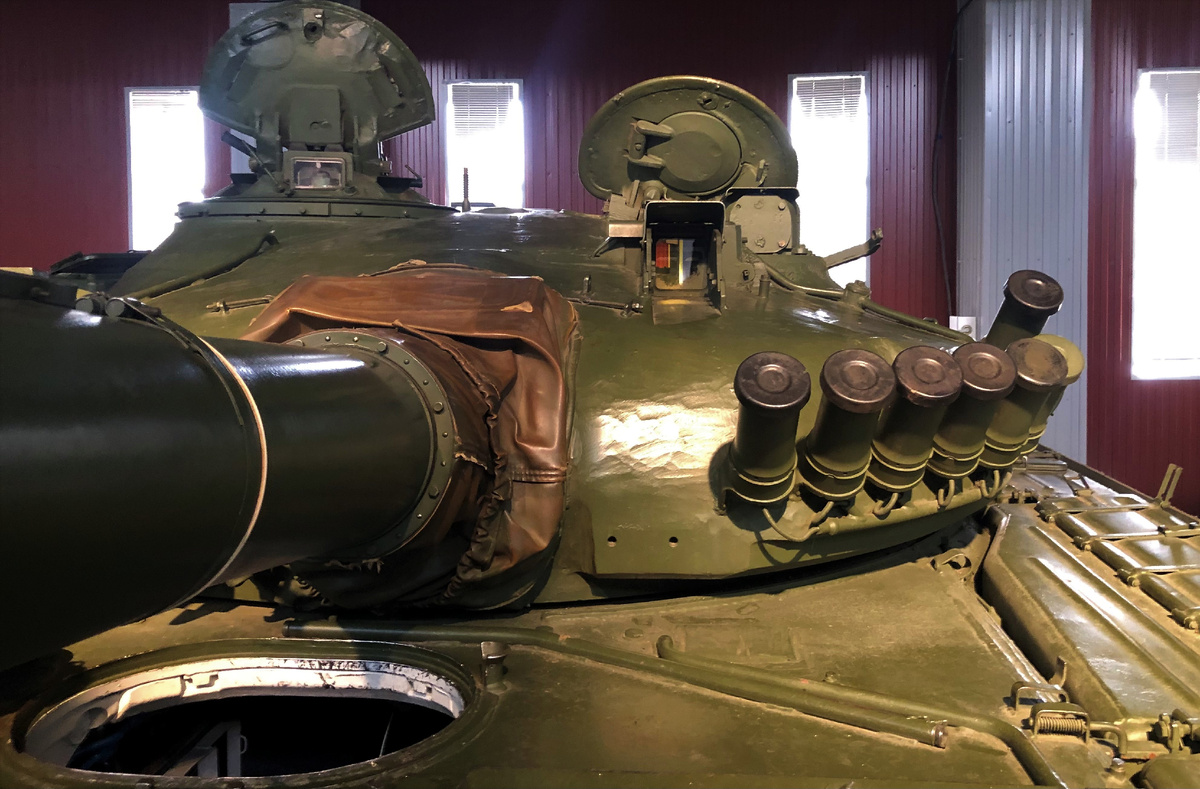 Размещение головных частей прицела-дальномера ТПД-К1 и ночного прицела ТПН1-49-23 на крыше башни.