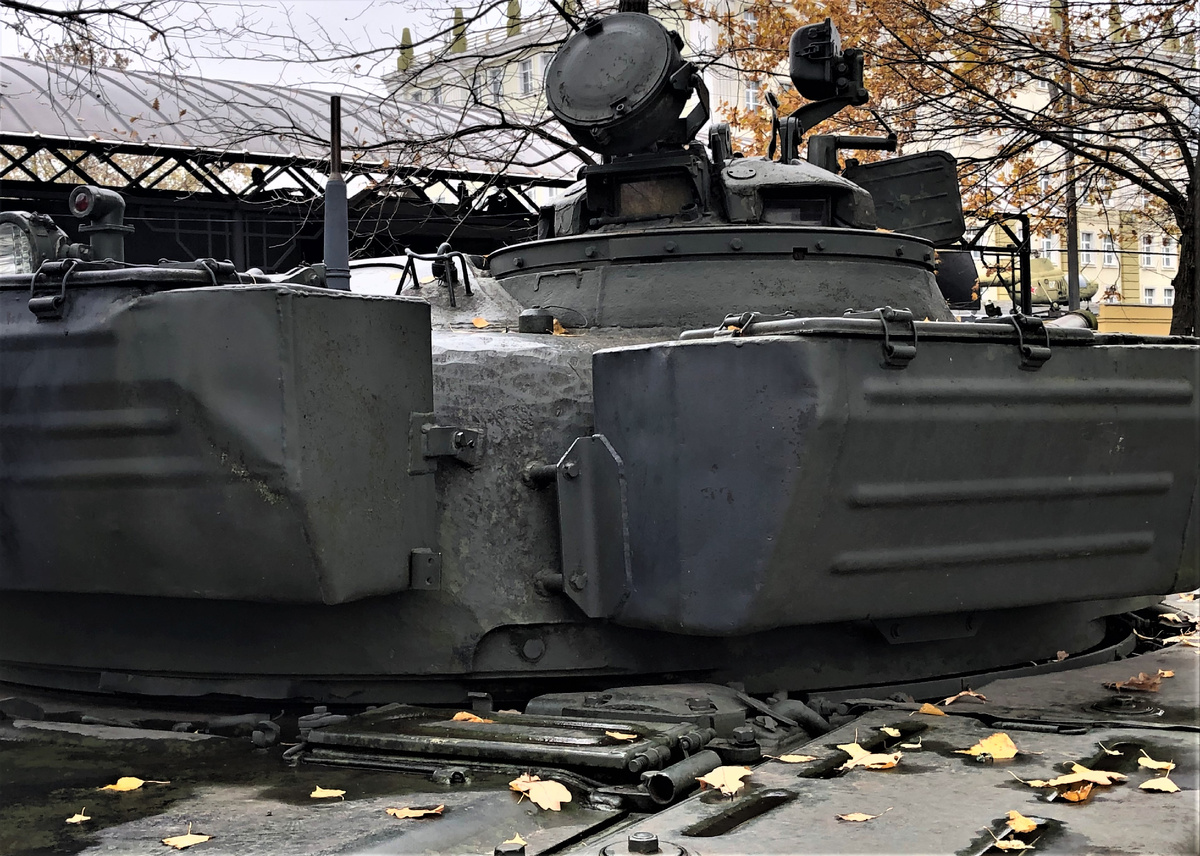 Командирская башенка ( развернута на "шесть часов").