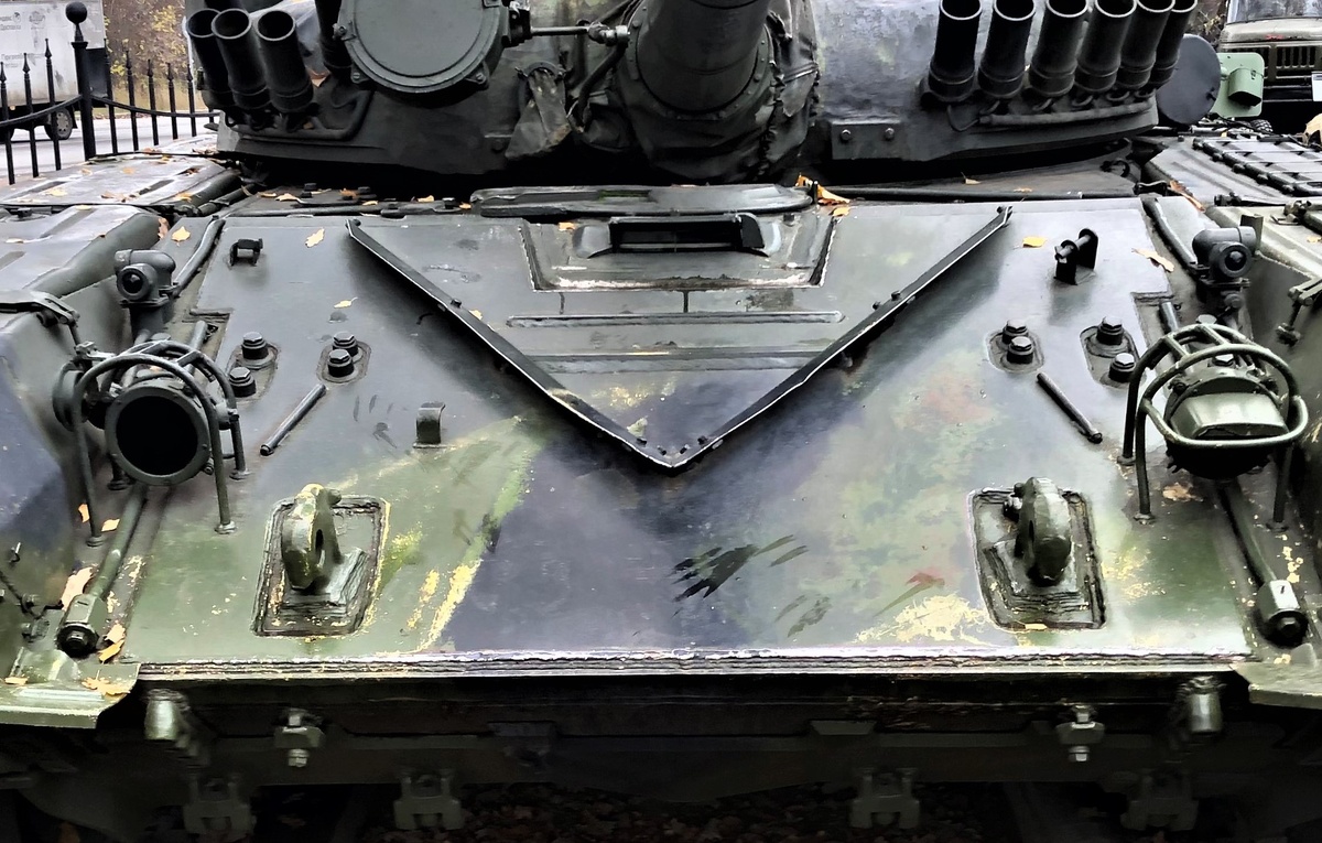 Характерные черты носового узла корпуса Т-72М1- дополнительный 16мм броневой лист на ВЛД и отсутствие дополнительных бонок для крепления минных тралов на НЛД.