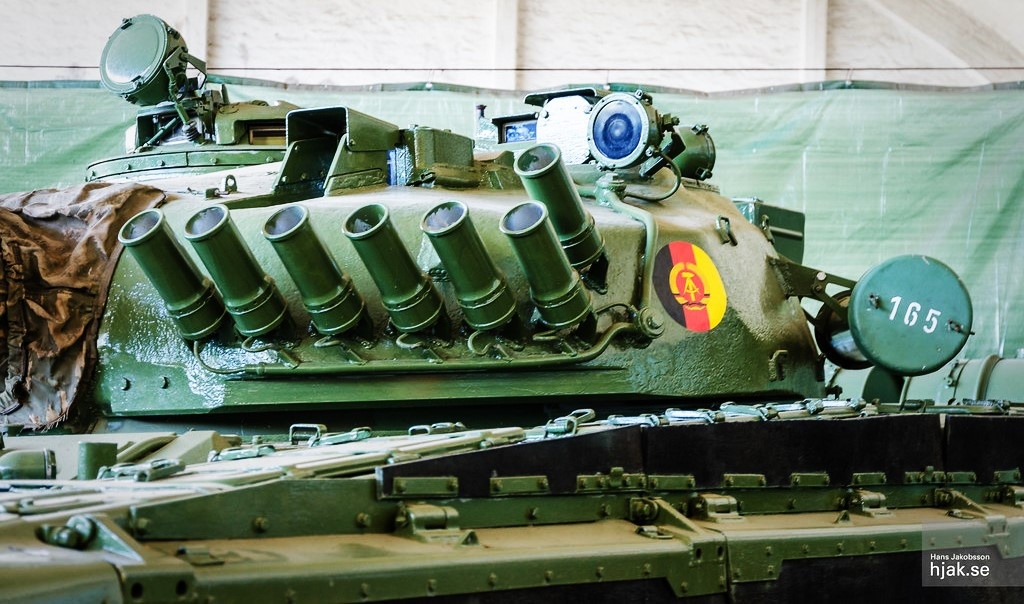 Дымовые гранатометы на правой скуле башни.