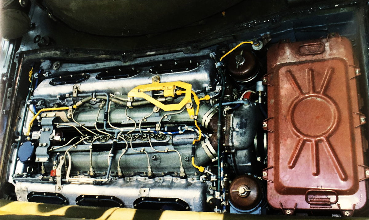 Размещение дизеля В-46 в МТО танка. Справа- бункер воздухоочистителя. Фото: Josef Spurney.