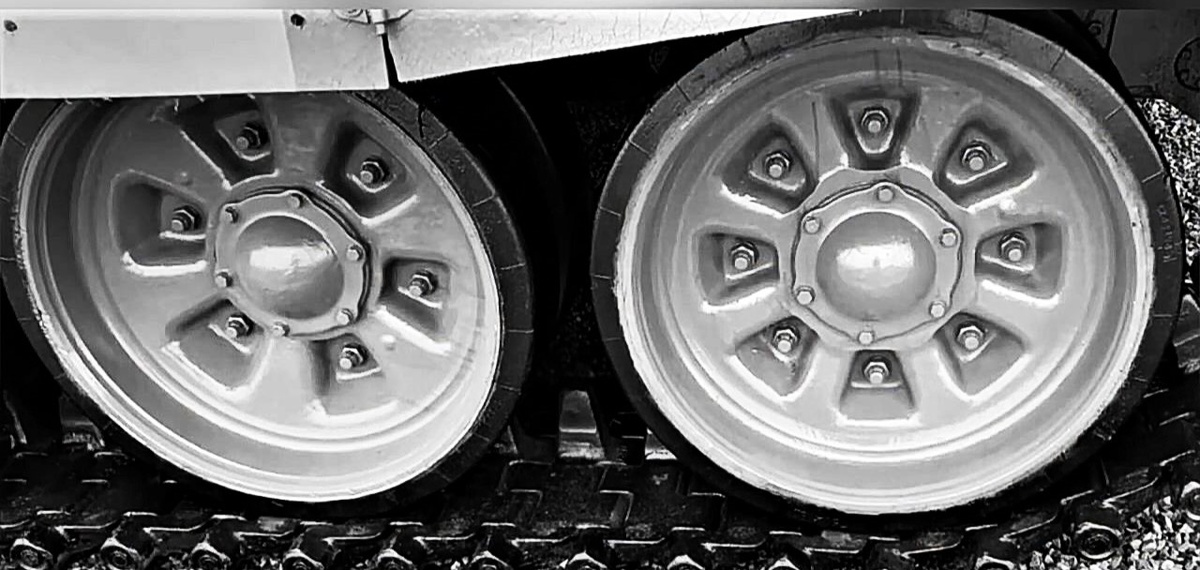 Опорные катки старого ( справа) и нового образца.