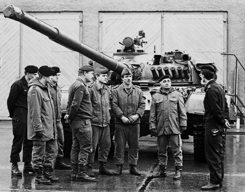 После объединения Германии. Военнослужащие бывшей ННА ГДР консультируют офицеров Бундесвера по конструкции и техническим особенностям танка Т-72М1. Ноябрь 1990 года. Фото: Klaus Mehner