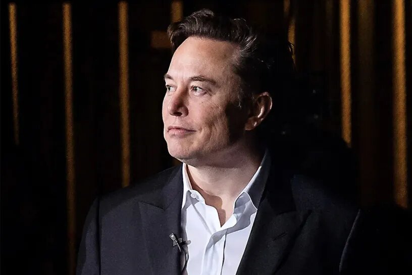 Krisztian Bocsi·Bloomberg via Getty Images№2 Илон Маск
Состояние: $195 млрд
Источник состояния: Tesla, SpaceX
Возраст: 52
Страна: СШАПосле четырех лет пребывания Джеффа Безоса на вершине мирового рейтинга миллиардеров Forbes в 2022 году появился новый №1 — Илон Маск. Однако в 2023 и 2024 году удержать пальму первенства Маску не удалось, хотя он все еще богаче Безоса.Маск — крупнейший акционер Tesla. Ему принадлежит около 21% Tesla в соотношении между акциями и опционами, но он заложил более половины своих акций в качестве обеспечения по личным займам на сумму до $3,5 млрд. Акции Tesla упали почти на 50%, с тех пор как миллиардер объявил о покупке Twitter за $44 млрд в апреле 2022 года, частично оплатив сделку средствами от продажи акций Tesla на $23 млрд. Маск владеет примерно 74% компании, которая теперь называется X. Ему также принадлежит доля в SpaceX, основанной в 2002 году. Сейчас компания стоит почти $150 млрд: за четыре года ее стоимость выросла почти в пять раз.Маск стал богаче на $15 млрд, в прошлом году его состояние оценивалось в $180 млрд.