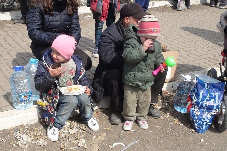    На фото - иллюстративные кадры беженцев в Мариуполе. Дмитрий СТЕШИН