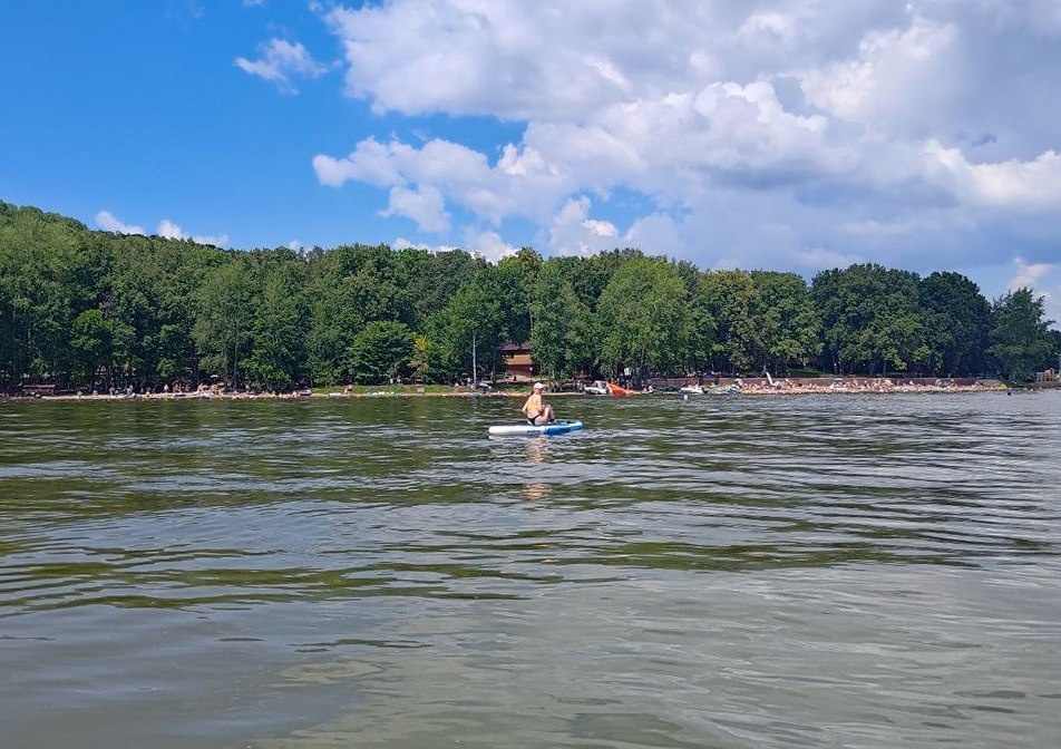 Так выглядит берег на западном побережье Нугушского водохранилища.  На фото турбаза Green Park Чайка