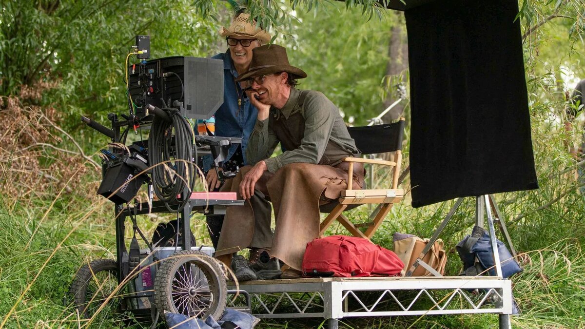 Джейн Кэмпион и Бенедикт Камбербэтч на съёмочной площадке