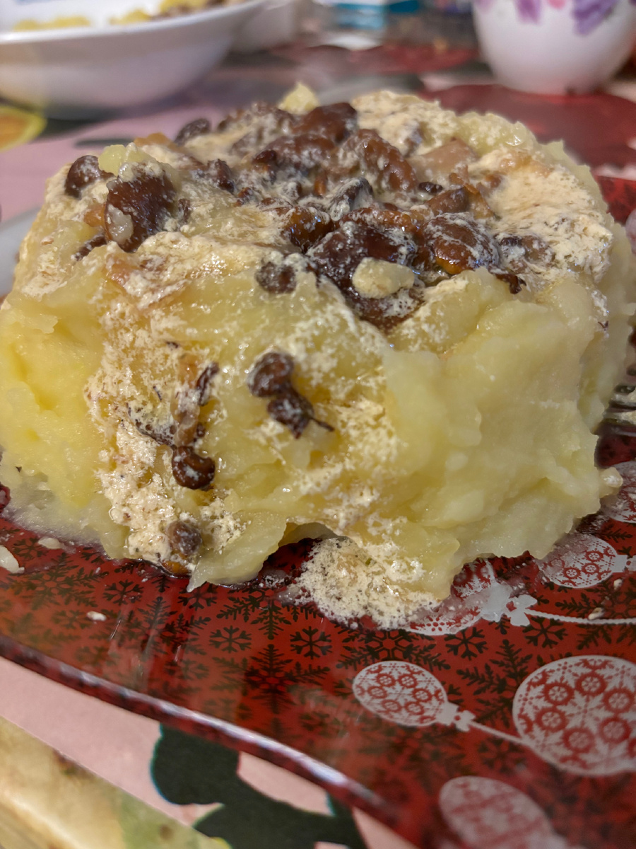 Грибы лисички с картофельным пюре и сметанным соусом 