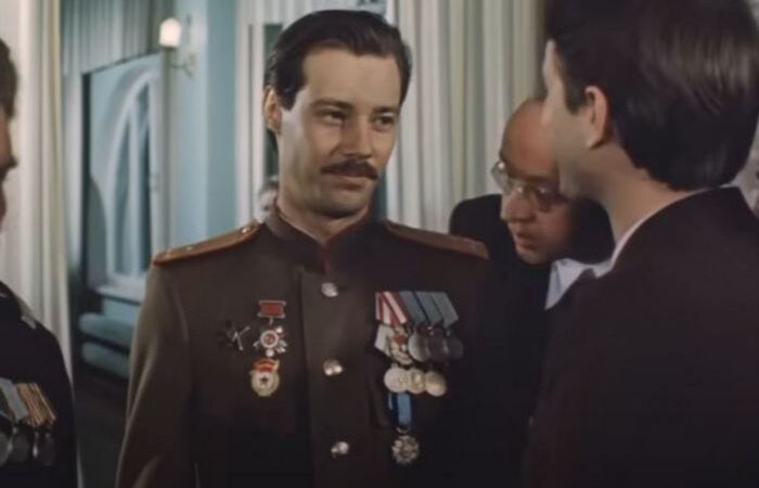 Каждый, кто смотрел советский фильм «Место встречи изменить нельзя», должен хорошо помнить сцену, в которой Володя Шарапов появляется на людях со своими фронтовыми наградами.
