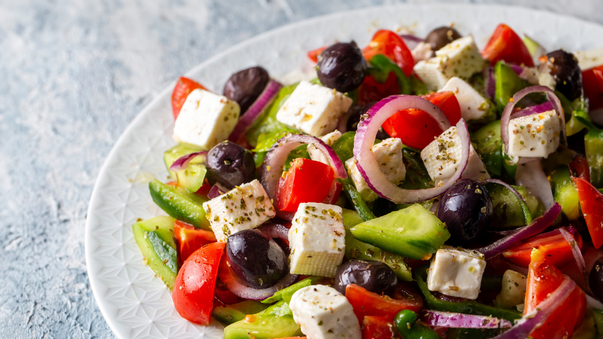 Греческая кухня славится своими простыми, но невероятно вкусными рецептами, которые отражают богатую историю и культуру этой страны.-2