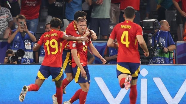    Футболисты сборной Испании празднуют гол Дани Ольмо в ворота сборной Германии. Global Look Press