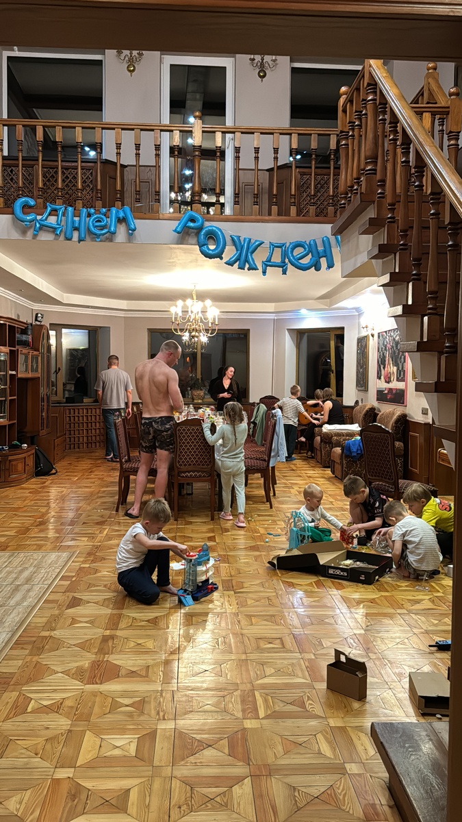 На фото все дети играют в подаренные игрушки. Их было ооочень много! (поэтому часть я припрятала и выдаю теперь постепенно)