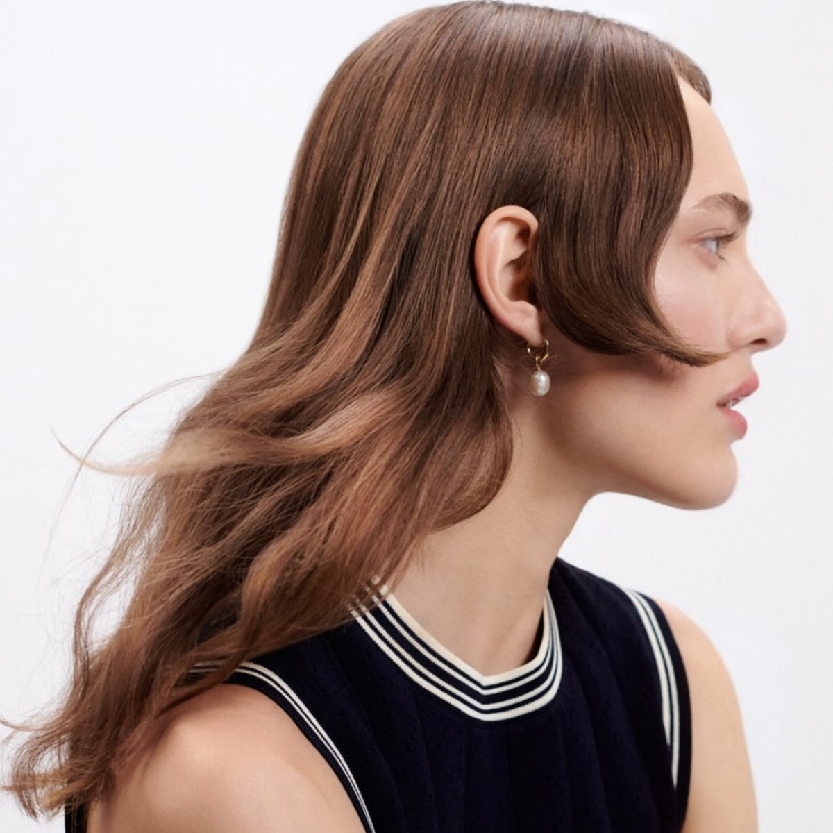 Причина возникновения жирной перхоти обычно кроется в избыточной работе сальных желез и превышении количества грибковых бактерий в микробиоме.