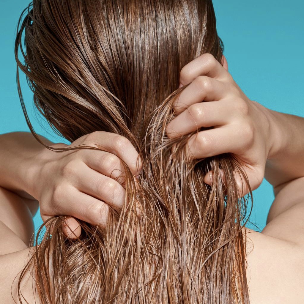 Пускать течение заболевания на самотек крайне не рекомендуется, поскольку игнорирование жирной перхоти может привести к ухудшению самочувствия, выпадению волос и значительно влияет на качество вашей жизни.