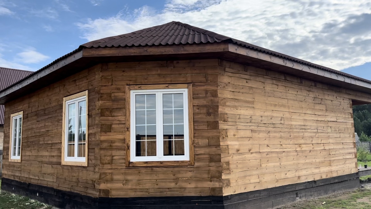 Наличники еще не докрасили, дождь распугал