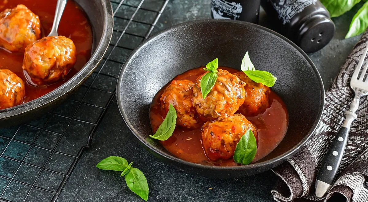 Постные тефтели с рисом приятно удивят тех, кто считает, что горячее без мяса — все равно что день без солнца: так же грустно и уныло. Мы надеемся, что это блюдо позволит им в принципе пересмотреть свои взгляды на вегетарианскую еду. Постные тефтели готовятся с рисом, овощами и шампиньонами, поэтому получаются очень сытными и ароматными. Кстати, они не жарятся, а тушатся в пикантном томатном соусе, который делает вкус таких «котлеток» особенно выразительным.