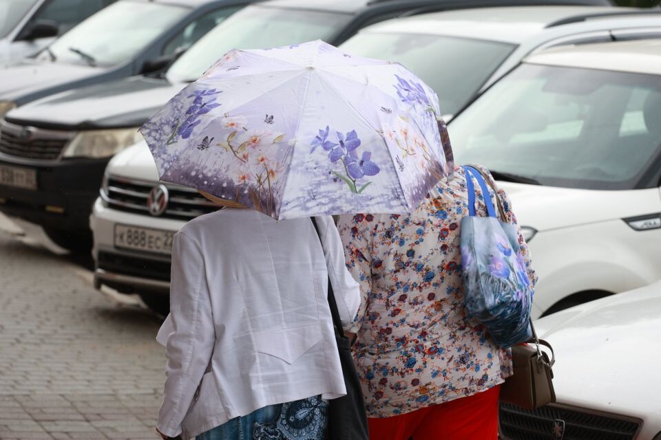    Пешеходы, спешащие мимо площадки, где сносят ЦУМ. Источник: Олег Укладов