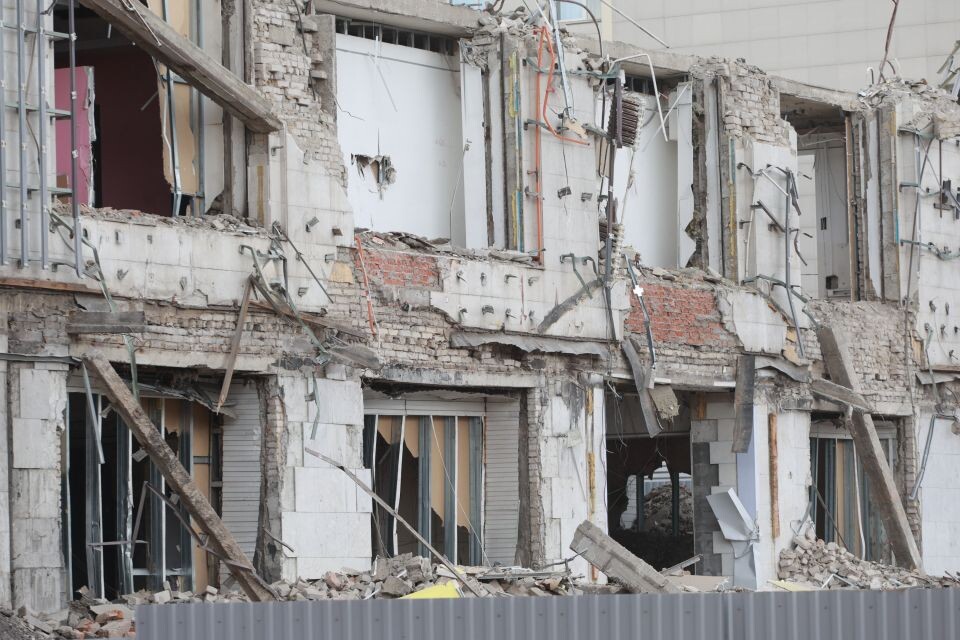    В Барнауле продолжают сносить здание ЦУМа на проспекте Ленина, 55. Июль 2024 года. Источник: Олег Укладов