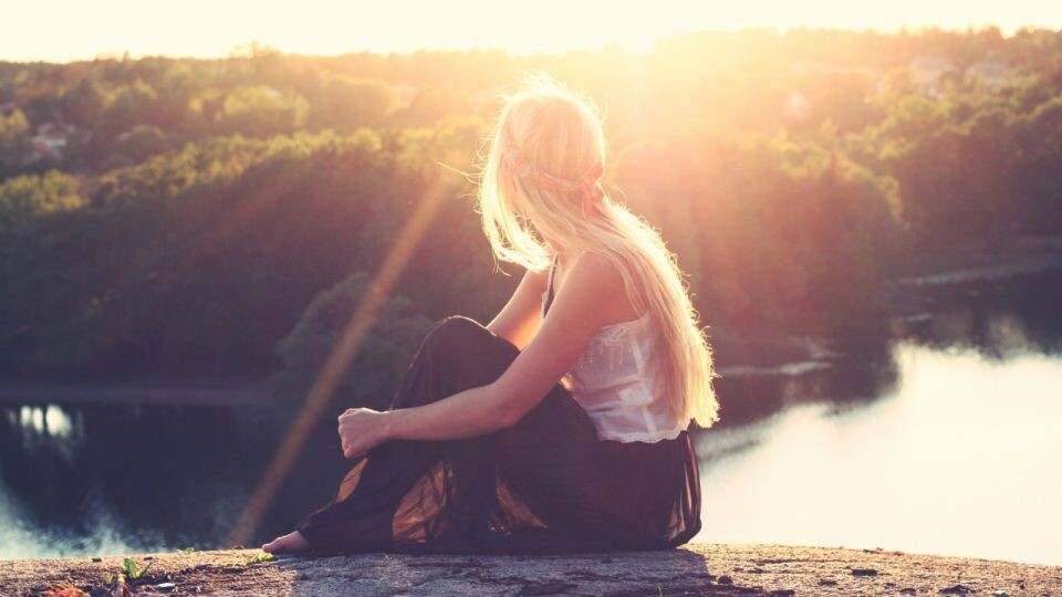    Солнцестояние. Девушка. Лучи. Рассвет. Солнце. Источник: Free-Photos с сайта Pixabay