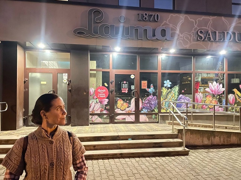 Рига, 24 июня 2024. Муж снял меня каким-то... шоколадным вампиром - не иначе. 