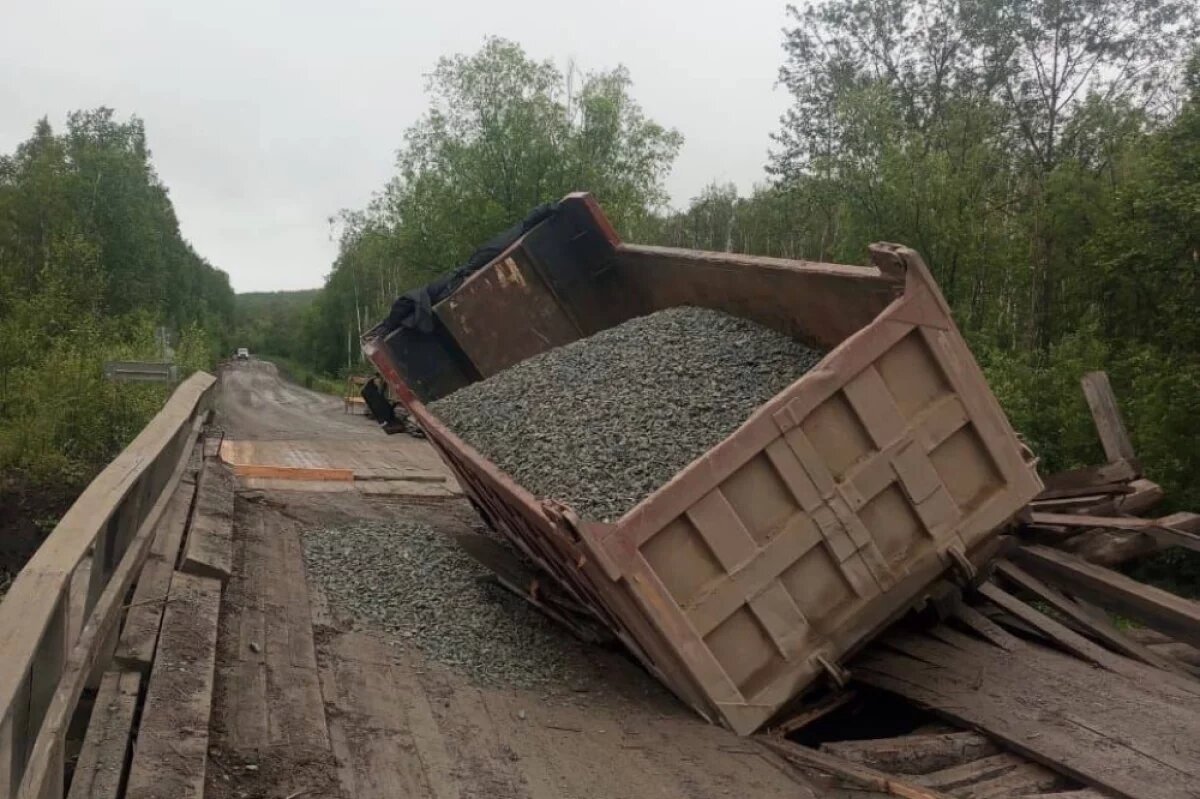    Грузовик с щебнем обрушил мост в Хабаровском крае