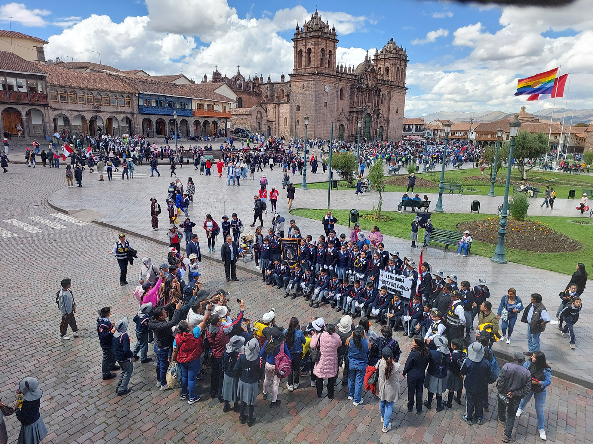Парад на главной площади Куско с участием школьников. Перуанцы очень любят разного рода карнавалы, парады и шествия.