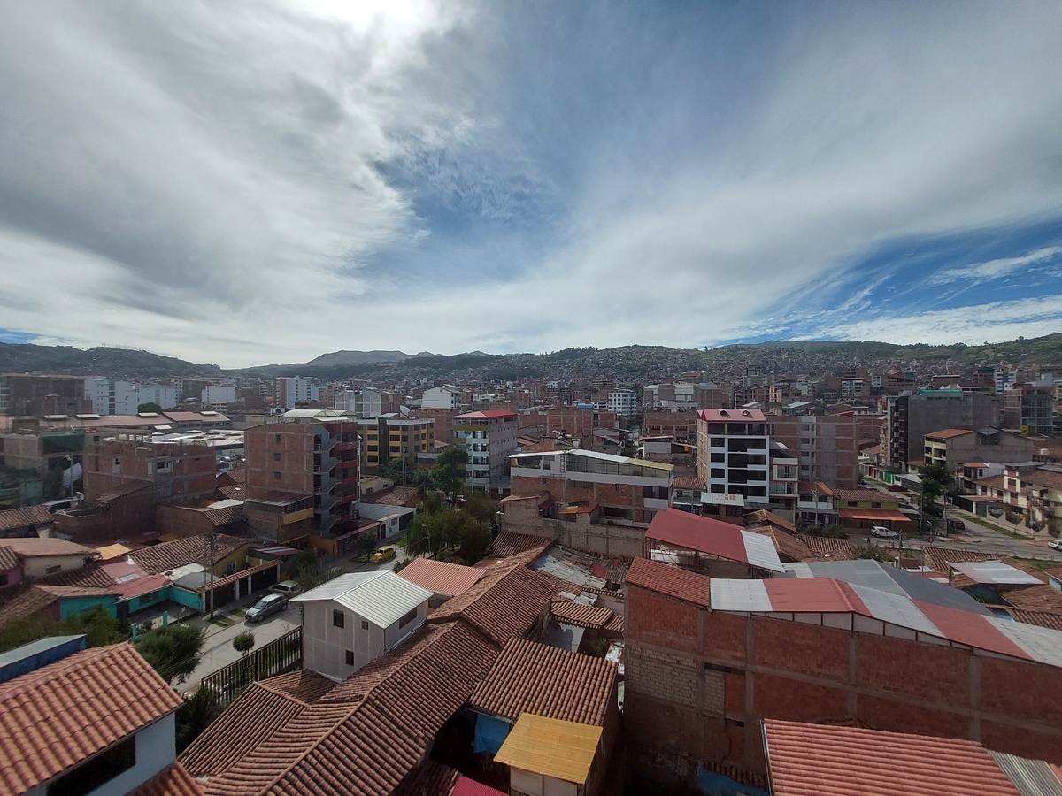 Вид на "спальные" районы Куско из наших арендуемых апартаментов. Хаотичная малоэтажная застройка.