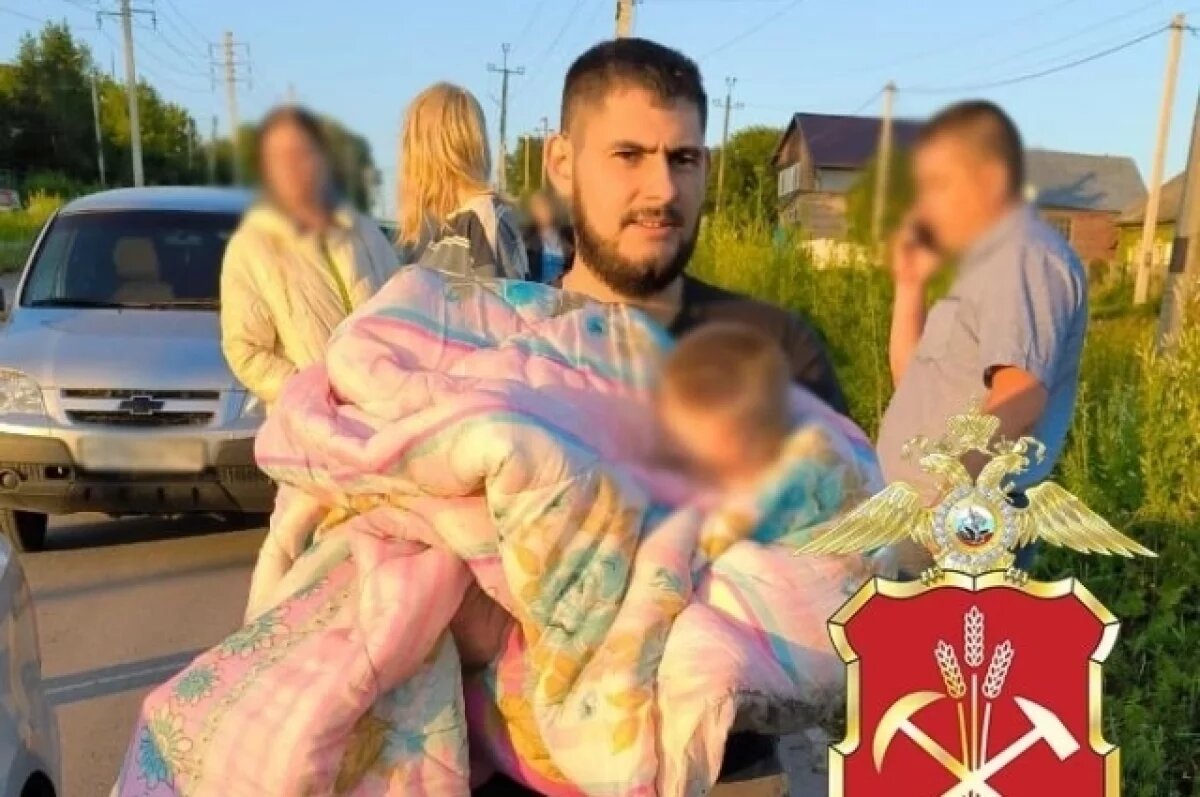    Участковый Артур Маргарян держит на руках 5-летнего мальчика, укутанного в одеяло, в котором тот провел всю ночь на улице.
