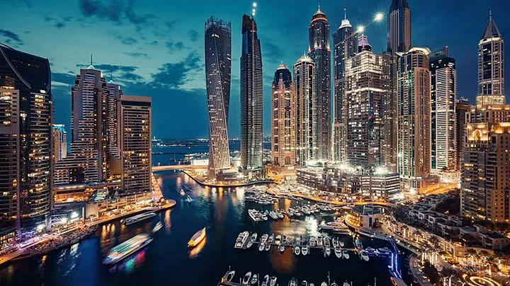Всё в Дубае кричит о двух вещах: Излишество. И роскошь. Начиная от высоты самого высокого небоскрёба в мире, Бурдж-Халифа, до суперкаров, на которых полиция ловит преступников.