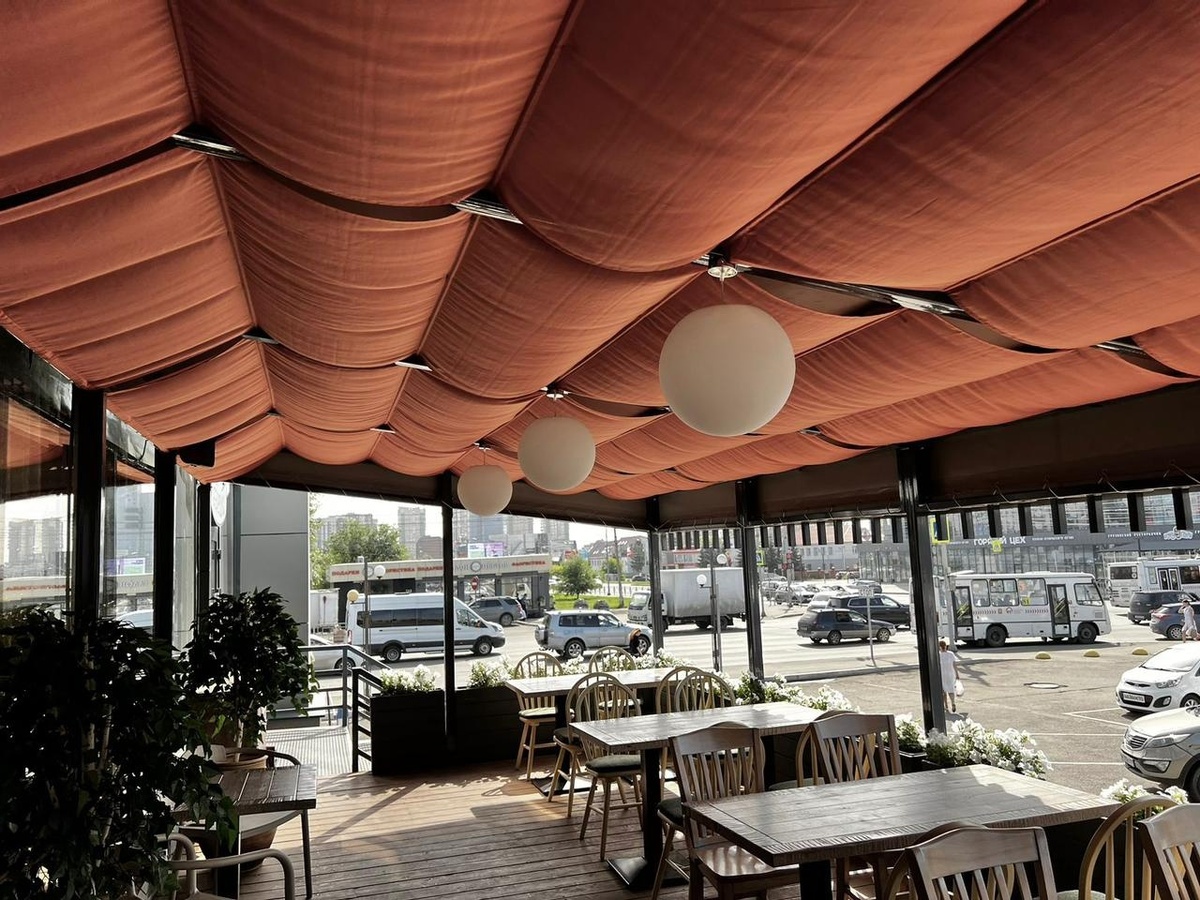 Летняя веранда ресторана Корчма "Вареники" готовится к приёму гостей. Это новый проект текстильного дизайнера Ольги Межевовой компании "РИД"