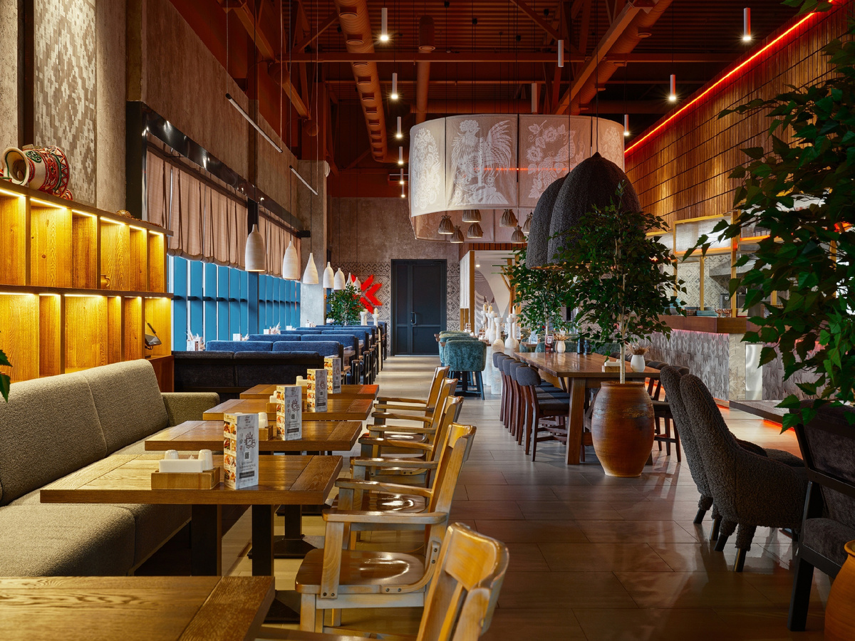 Летняя веранда ресторана Корчма "Вареники" готовится к приёму гостей. Это новый проект текстильного дизайнера Ольги Межевовой компании "РИД"