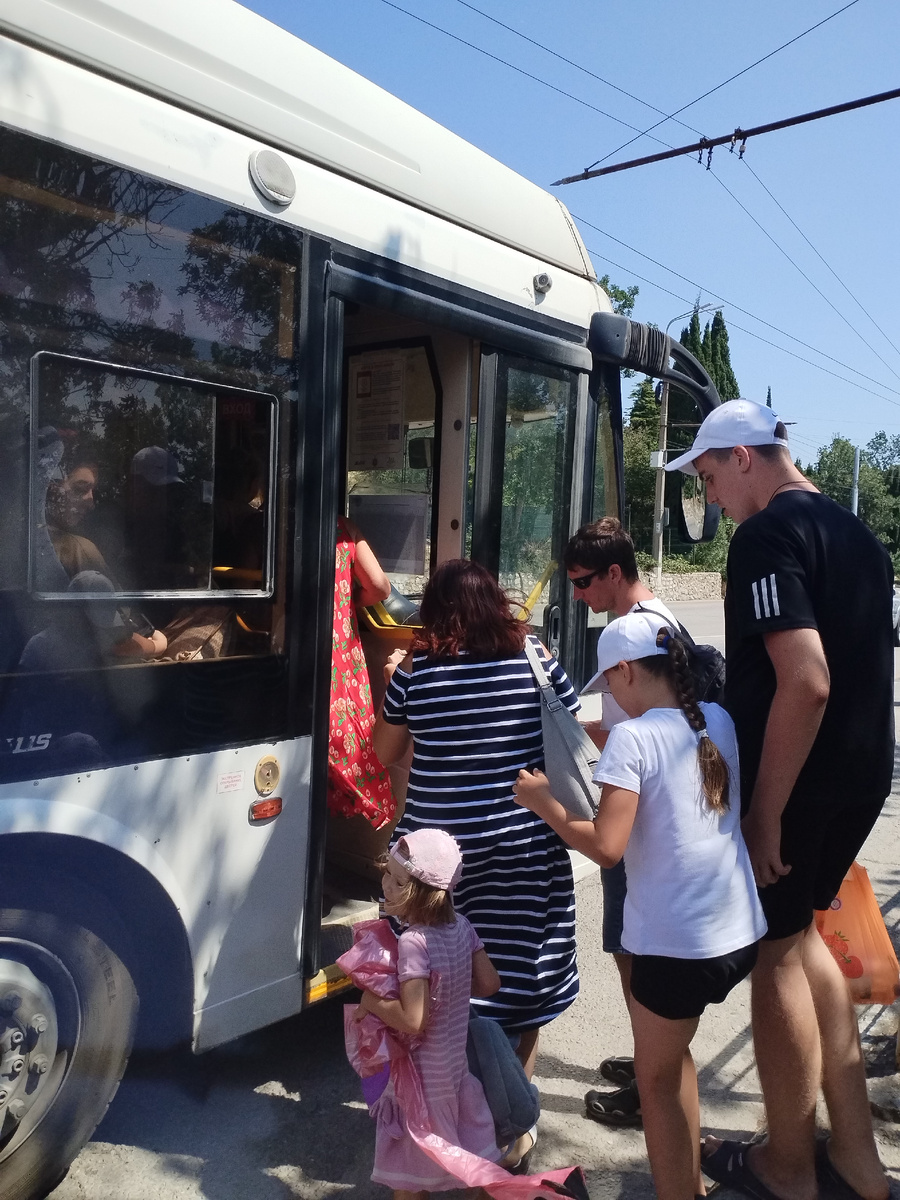 Проснулись мы рано, в 7, но пока то да се, только в 9-30 были на остановке. Маршрутка до трассы недавно ушла, и минут 20 стояли, ждали другую.-2