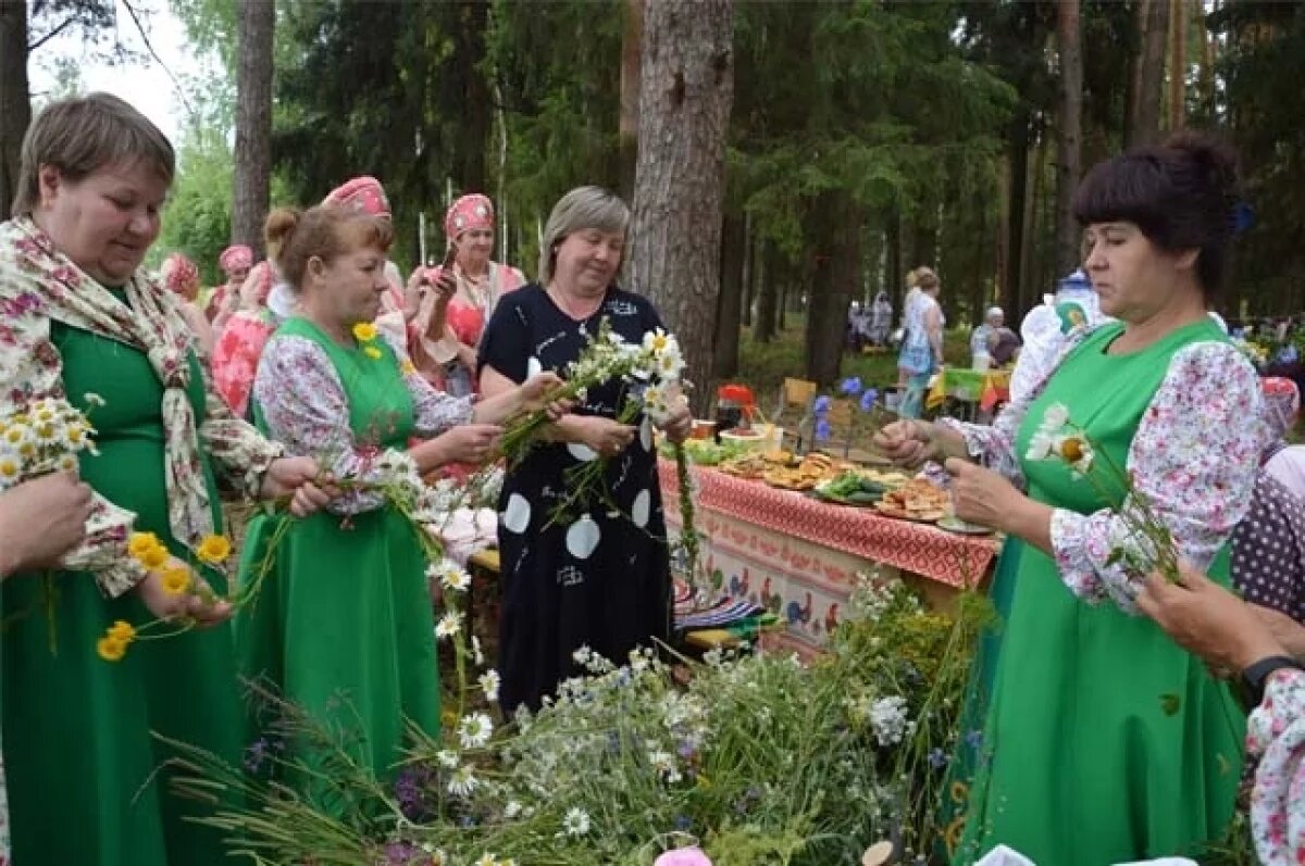    От Камского моря до цветов в саду.