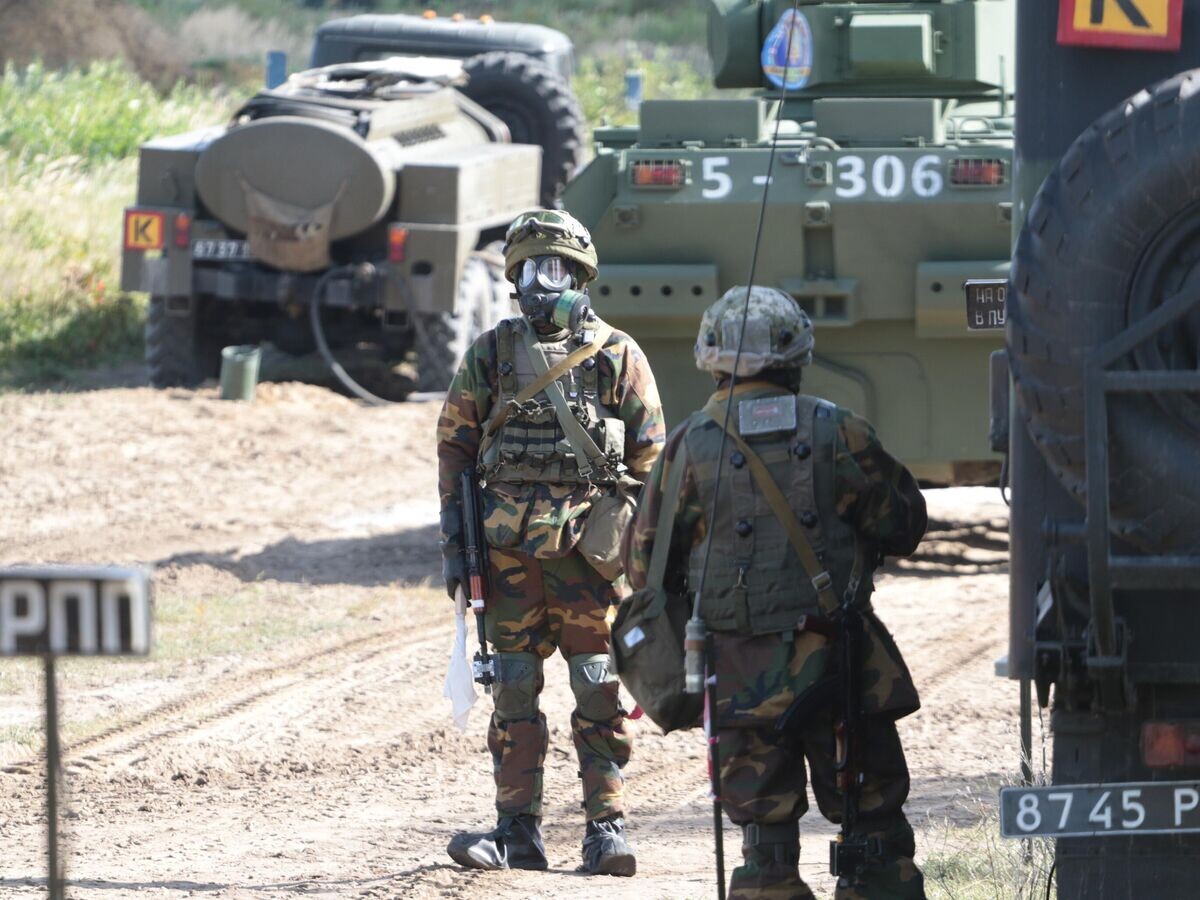    Украинские военнослужащие во время учений© РИА Новости / Стрингер
