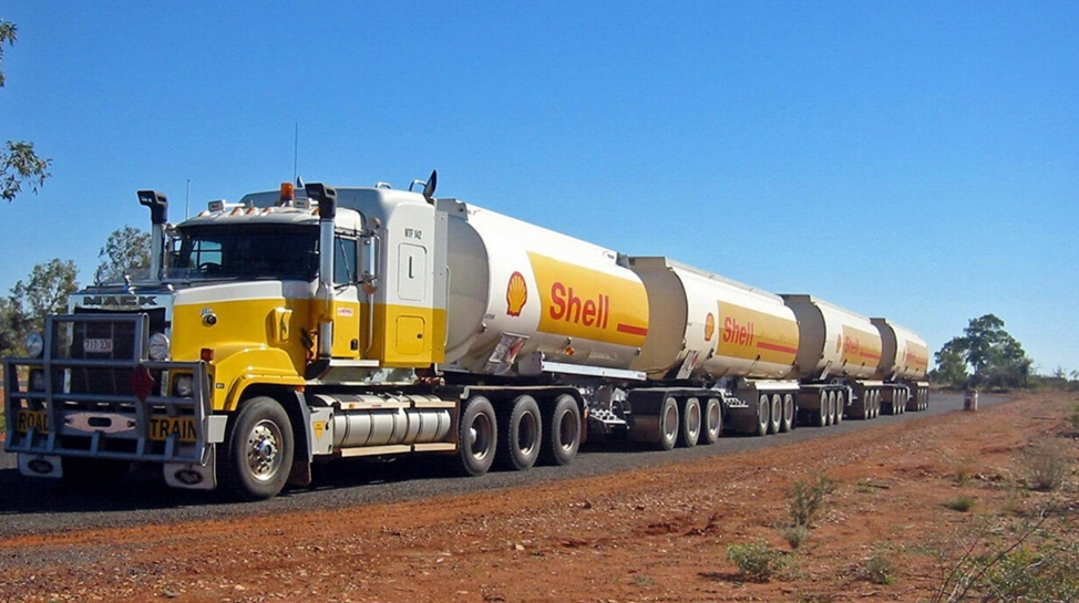 Автопоезд компании Shell с объемом цистерн 100м3 на дорогах Австралии. Снимок взят из https://www.drive2.ru/b/590956164921966026 