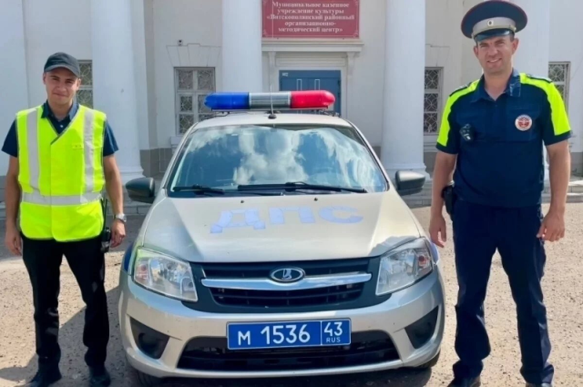    Инспекторы помогли водителю выехать, семья поблагодарила экипаж и продолжила путь