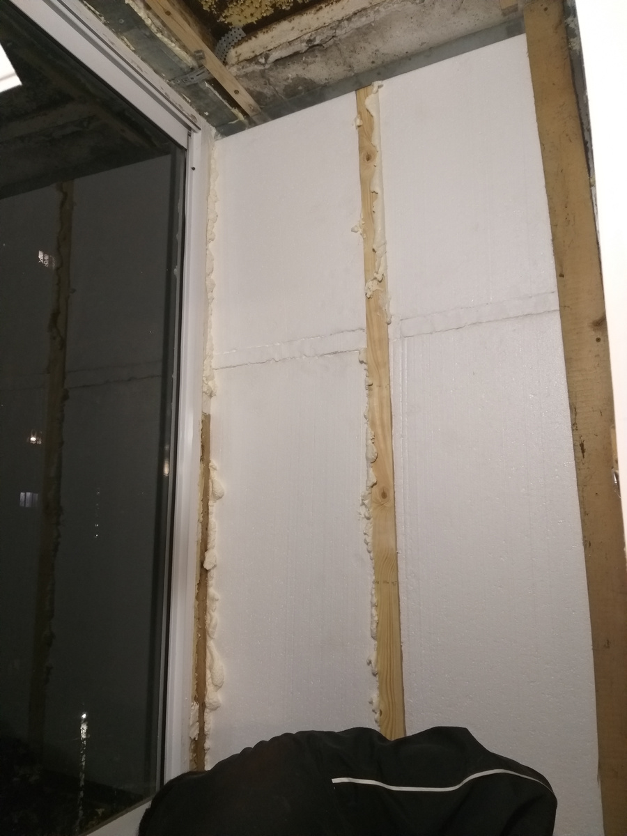 Вставили пенопласт.