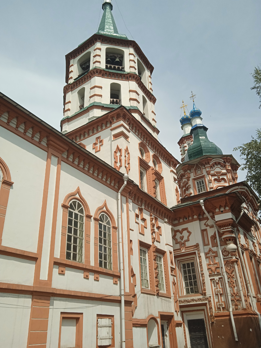 Крестовоздвиженская церковь в центре Иркутска.