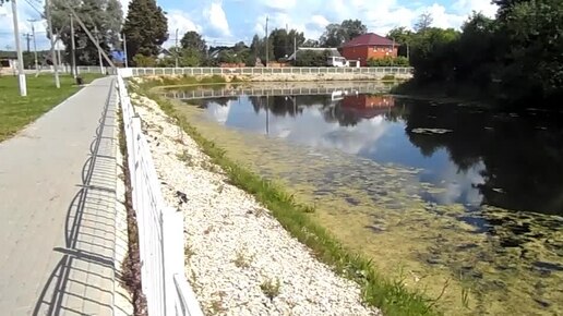 Полотняный Завод - мостик через реку Шаня и сквер в центре села