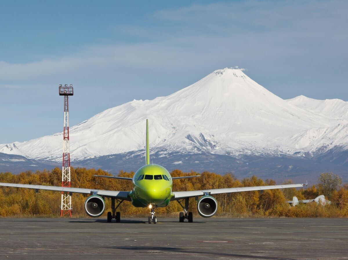    Самолет Airbus А-320 в международном аэропорту "Елизово". На дальнем плане - Авачинский вулкан© РИА Новости / Александр Пирагис