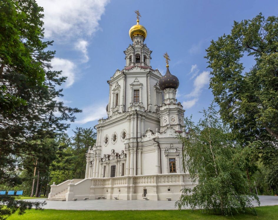 Усадьба «Троице-Лыково» расположена на правом берегу Москвы-реки в районе Строгино, Одинцовская ул., 24, стр. 5.