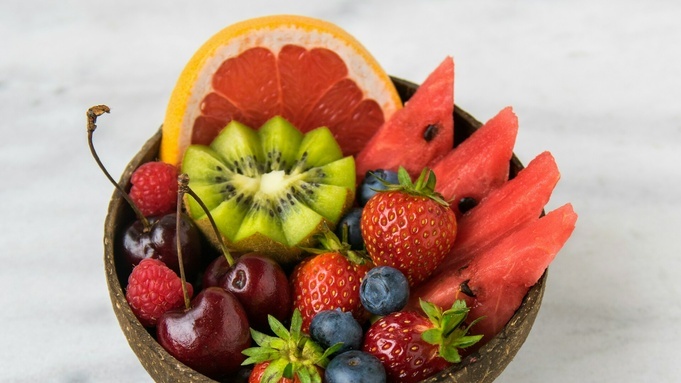 Лучше всего отдавать предпочтение плодам с низким содержанием фруктозы Хотя фрукты являются важным источником клетчатки, их избыточное потребление может нанести вред организму, сообщила "Газете.