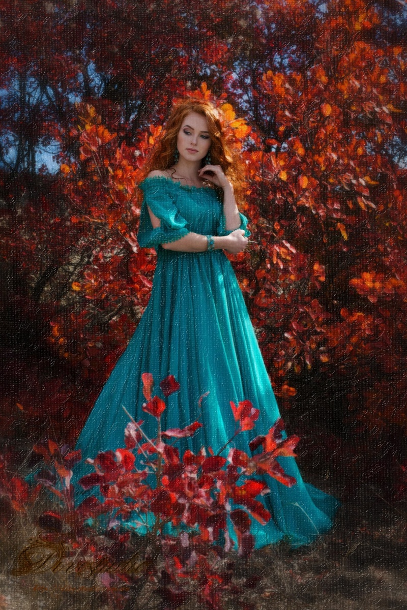 Рыжая в голубом платье