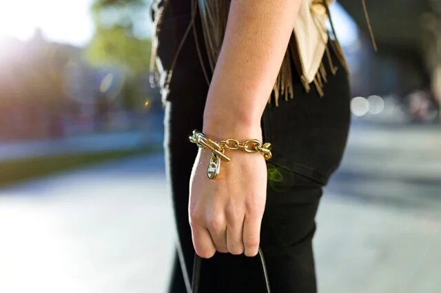    На какой руке правильно носить браслеты женщине?