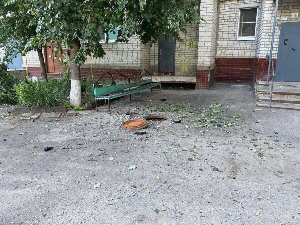    Последствия обстрела со стороны ВСУ во дворе многоквартирного дома в Шебекино Белгородской области© Фото : Шёпот Шебекино/Telegram