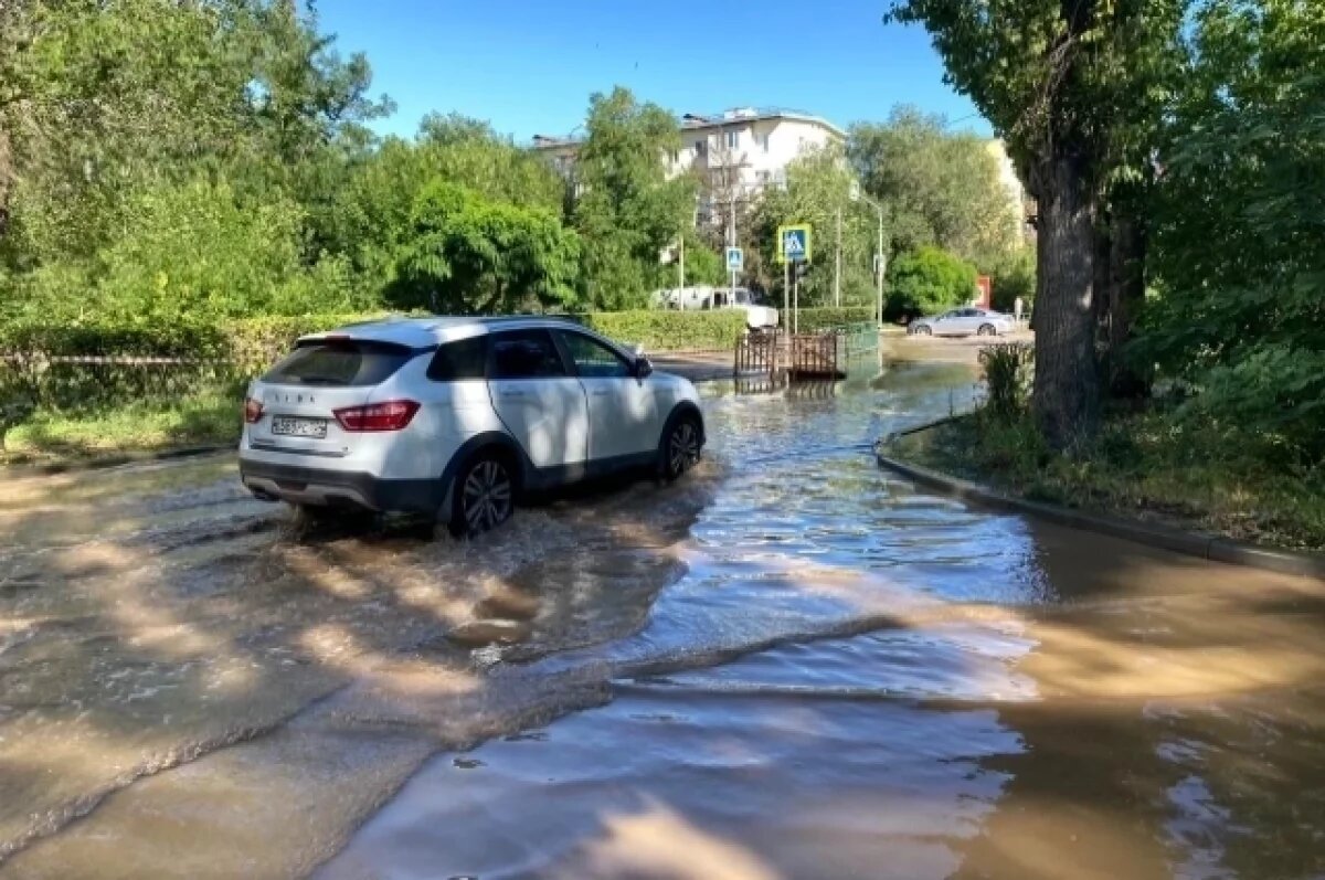    Коммунальная авария в Волжском превратила улицы в венецианские каналы