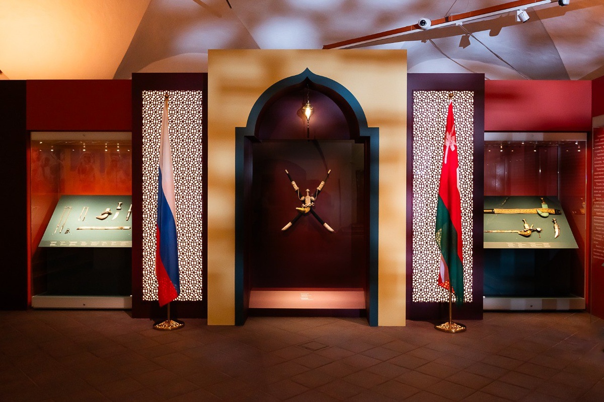 Экспозиция выставки «Серебряные сокровища Омана»