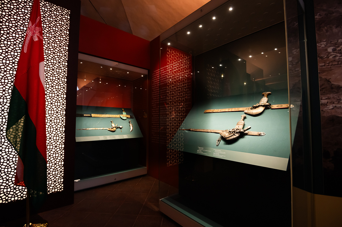 Экспозиция выставки «Серебряные сокровища Омана»